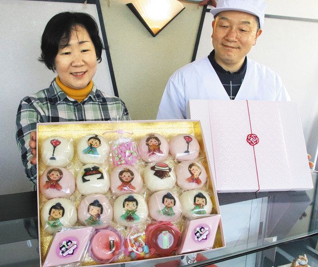 ひな飾りを菓子箱で表現した「ひな人形まんじゅう」＝小松市軽海町の村中製菓で 