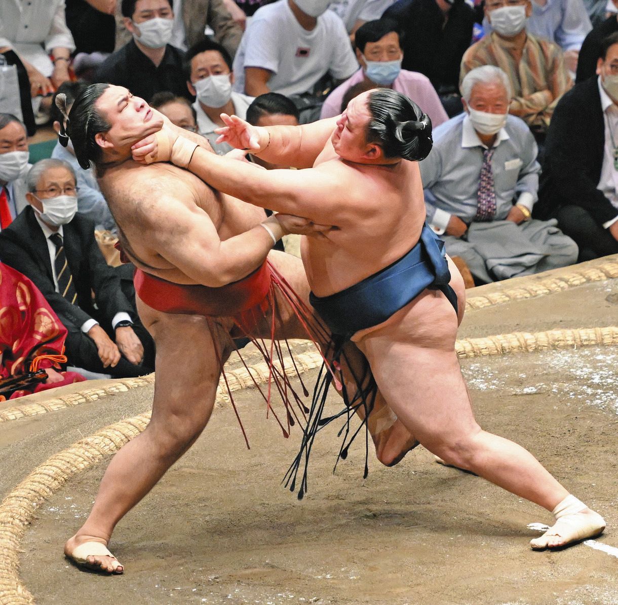 写真 強烈なのど輪で高安を押し込む玉鷲 中日スポーツ 東京中日スポーツ