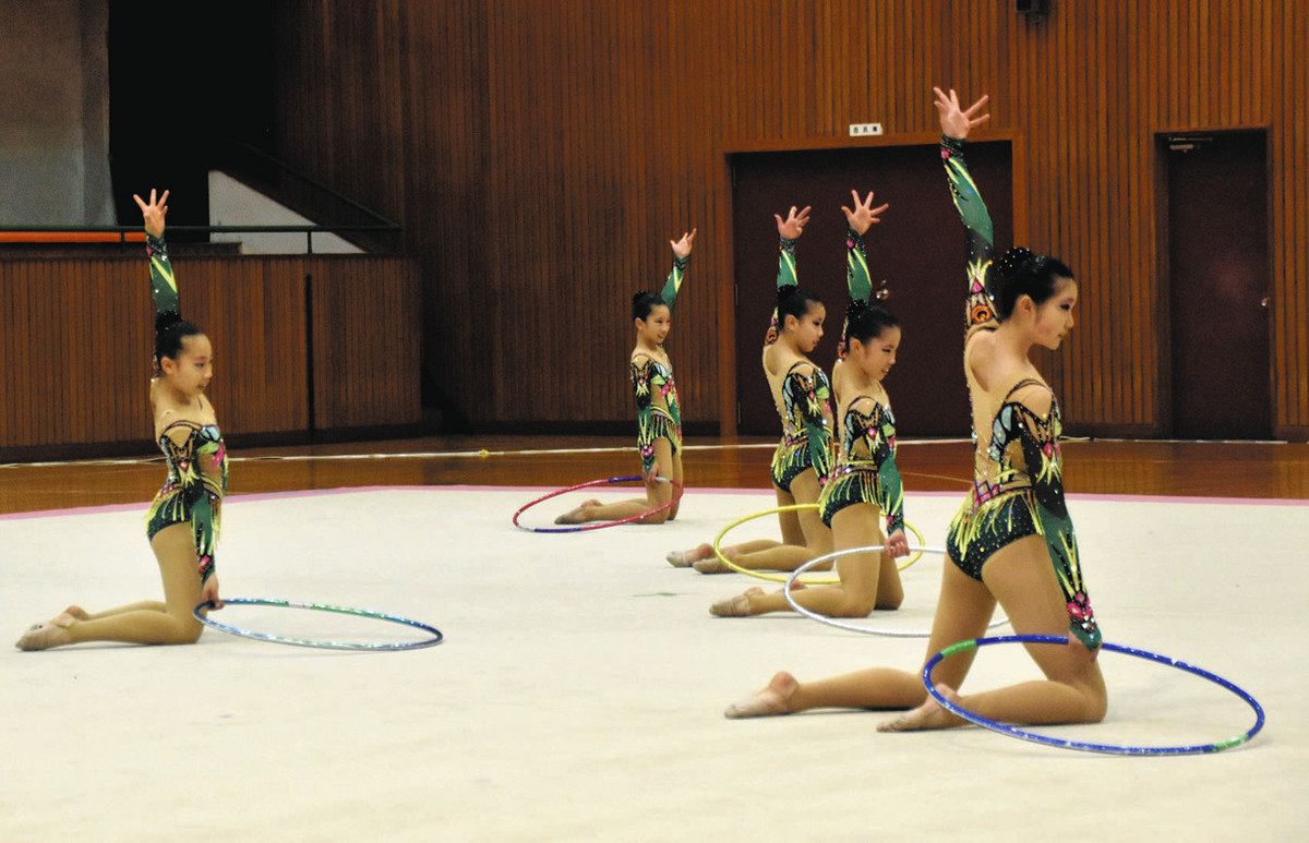 飯田のポミエ新体操クラブ発表会 70人が技を披露 ：中日新聞Web