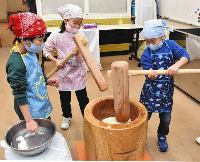 静かな笑顔の餅つき 松阪 家族単位の体験会 中日新聞web