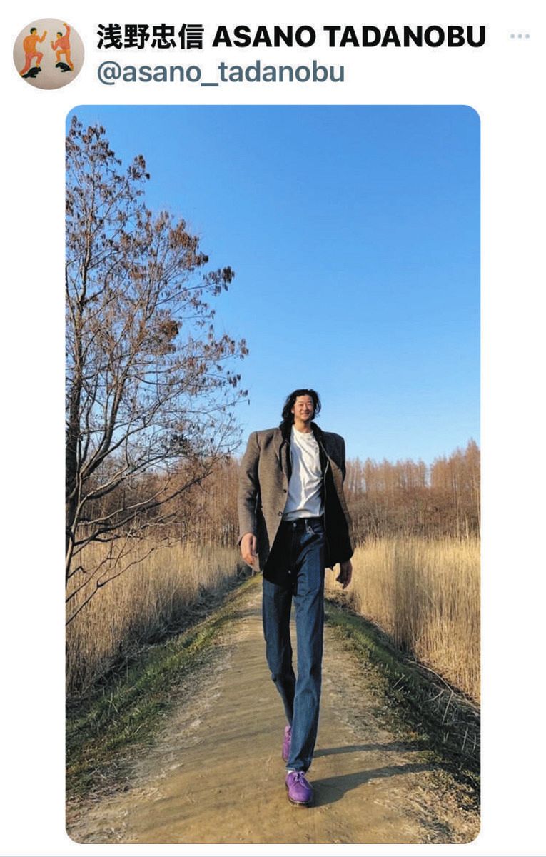 ◇浅野忠信、『加工しすぎ』全身ショット【写真】：中日スポーツ・東京