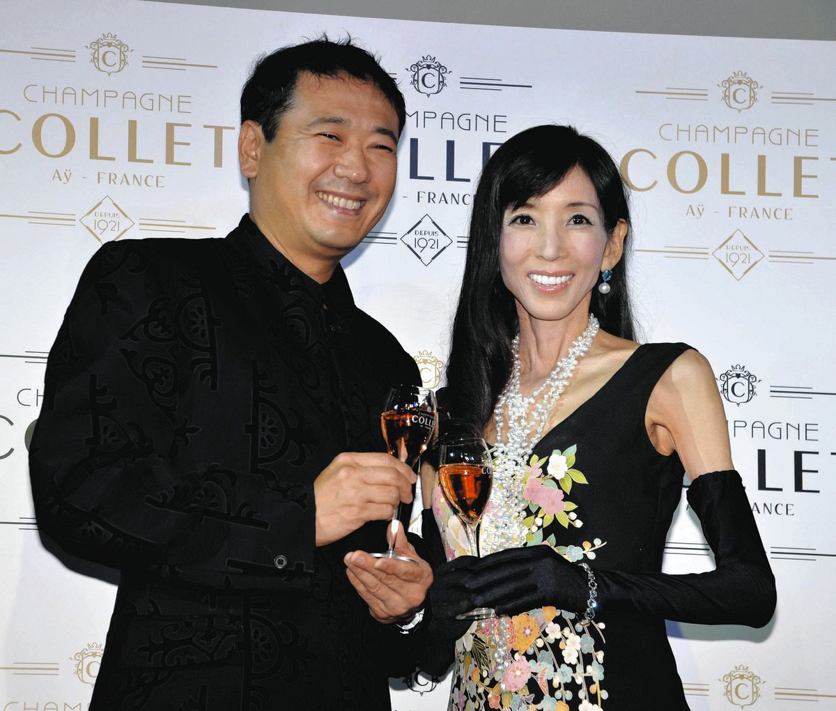 ◇鎧塚俊彦さん、川島なお美さんの命日に10本のバラを飾り『永遠の感謝