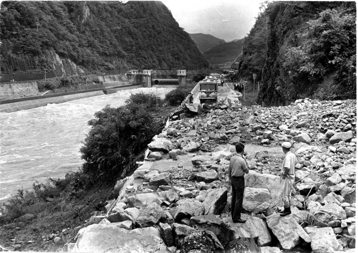 【飛騨川バス転落事故】1968（昭和43）年8月18日午前2時ごろ、白川町河岐の国道41号で、大型バス2台が土砂崩れに押し流され、飛騨川に転落。乗員乗客107人のうち104人が死亡、行方不明となった。一行はバス15台で名古屋市から乗鞍岳観光へ向かう主婦やその家族で、バスは大雨で引き返す途中だった。