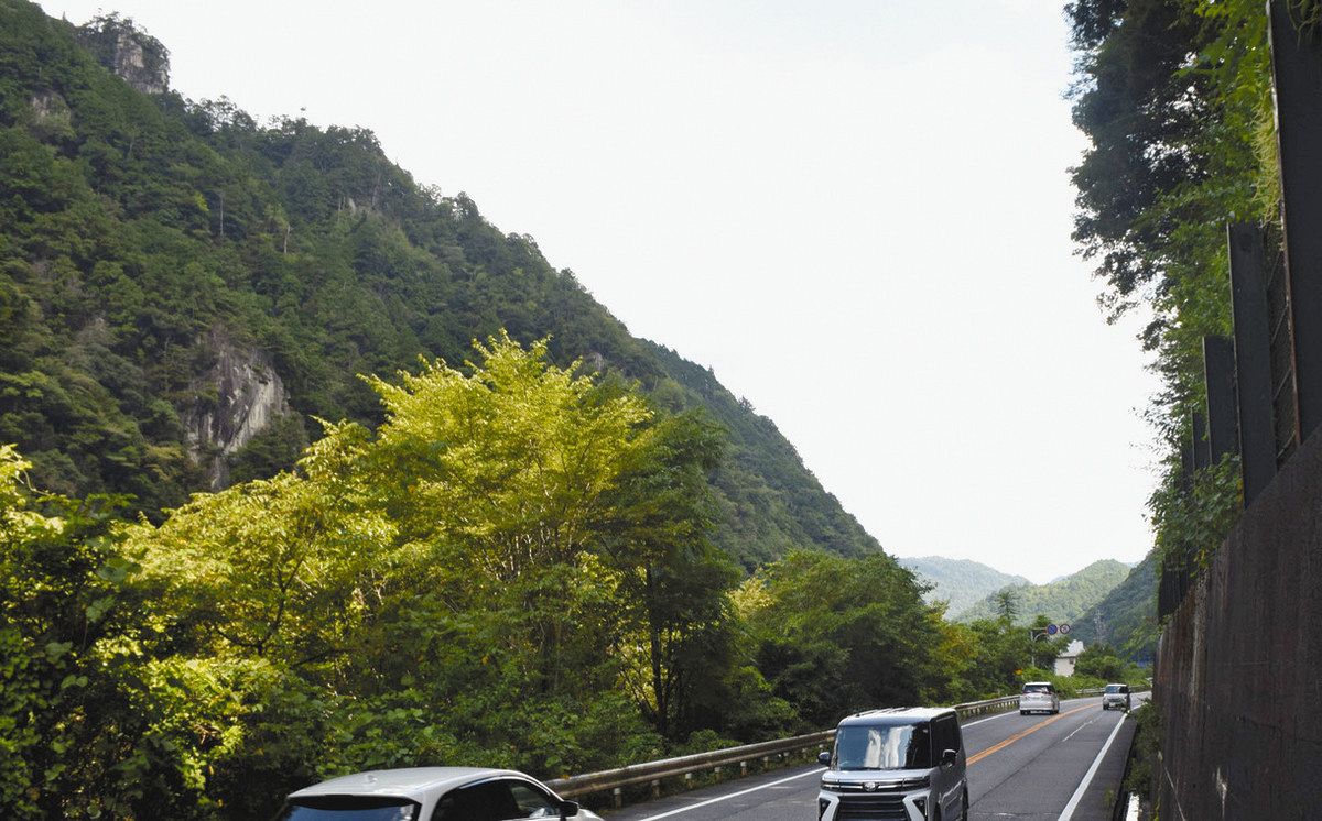 事故現場付近の現在の風景。近くに中部電力の上麻生ダムがある。同社資料によると、転落を免れたバスの乗客をダム見張小屋や資材倉庫、機械室に誘導し、恐ろしさに震える人たちを夜明けまで励ましたという＝白川町河岐で