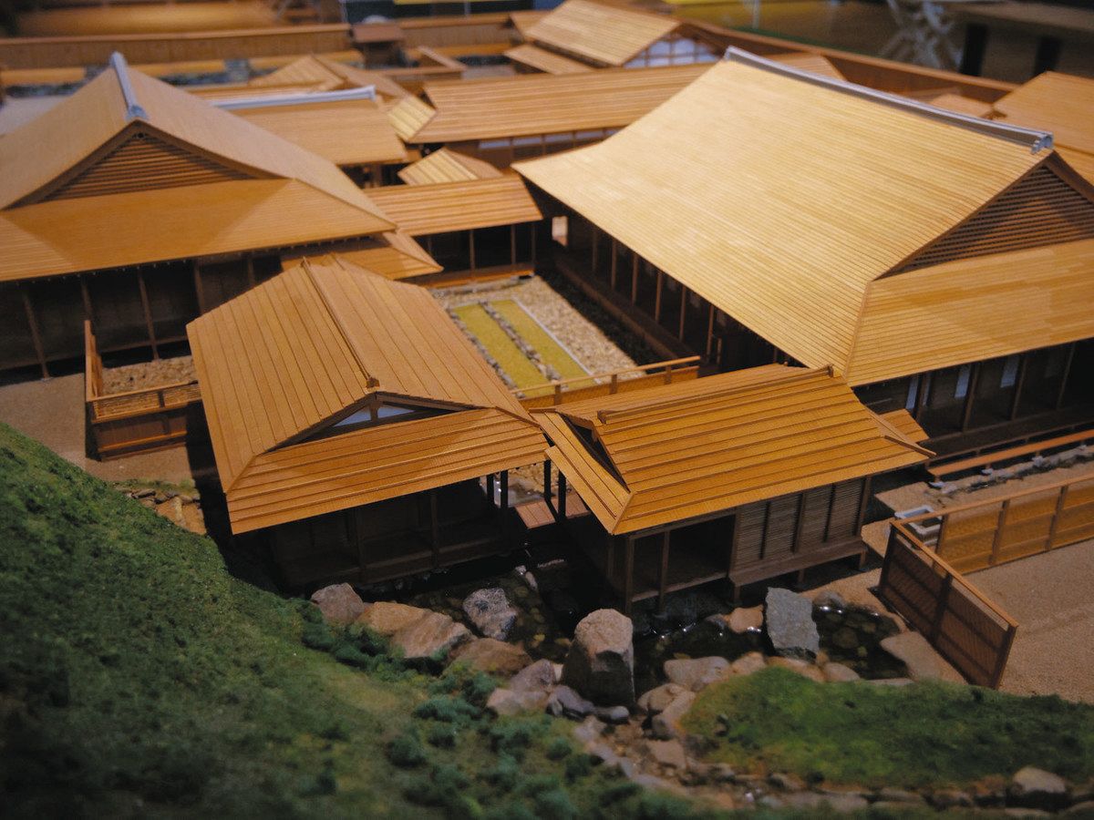 朝倉氏遺跡 鑑賞スポット完成 ガラス床 中庭囲む回廊跡に：日刊県民福井Web