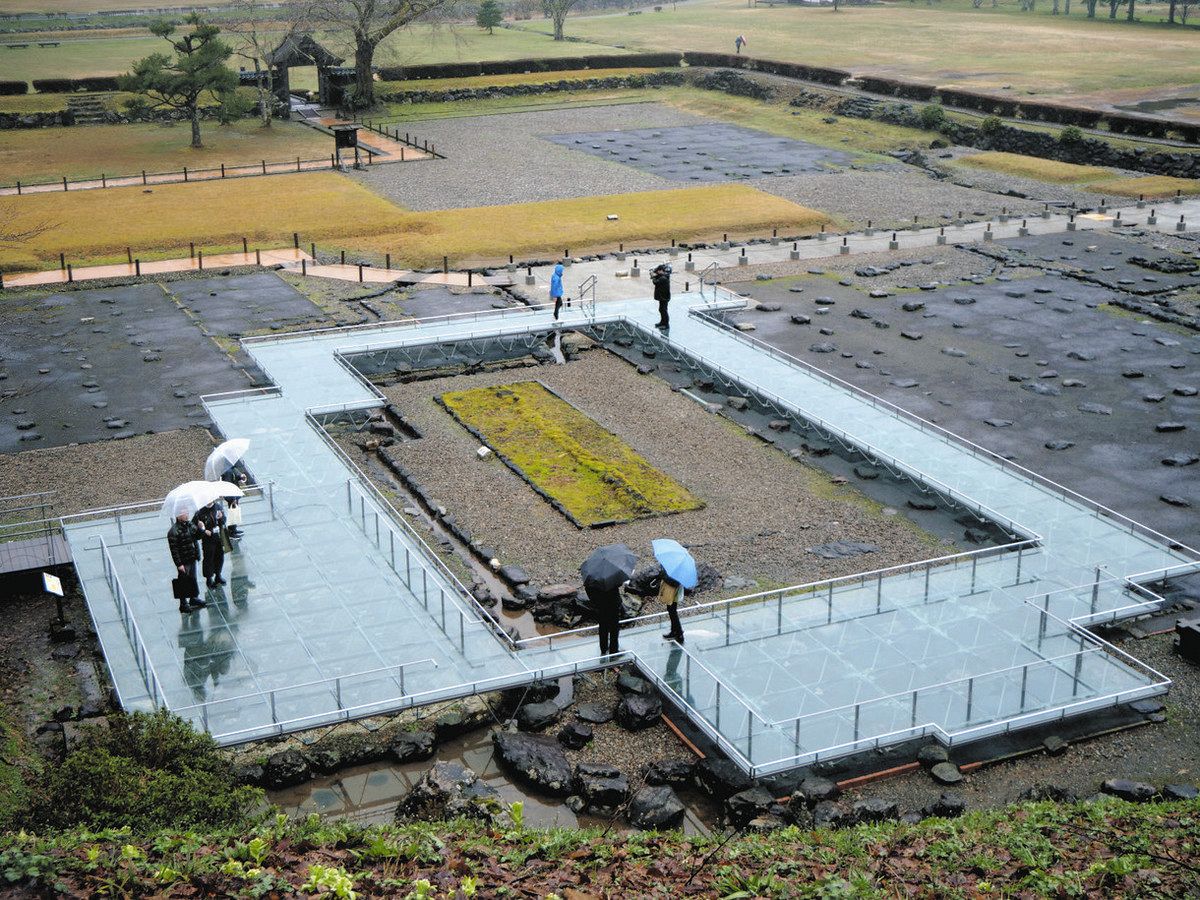 朝倉氏遺跡 鑑賞スポット完成 ガラス床 中庭囲む回廊跡に：日刊県民福井Web