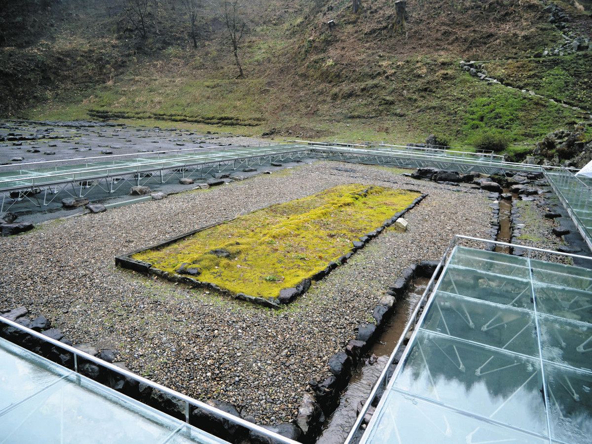 朝倉氏遺跡 鑑賞スポット完成 ガラス床 中庭囲む回廊跡に：日刊県民福井Web