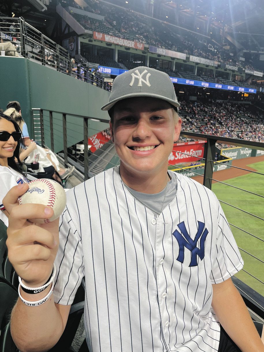 写真】大谷19号のホームランボールをゲットしたのはこの男！：中