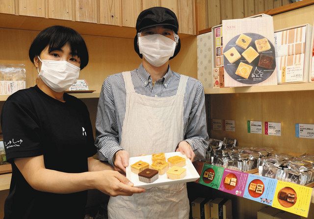 焼き菓子「あんど」をＰＲする奥田さん（左）と利用者＝東近江市上羽田町の「工房しゅしゅ」で 