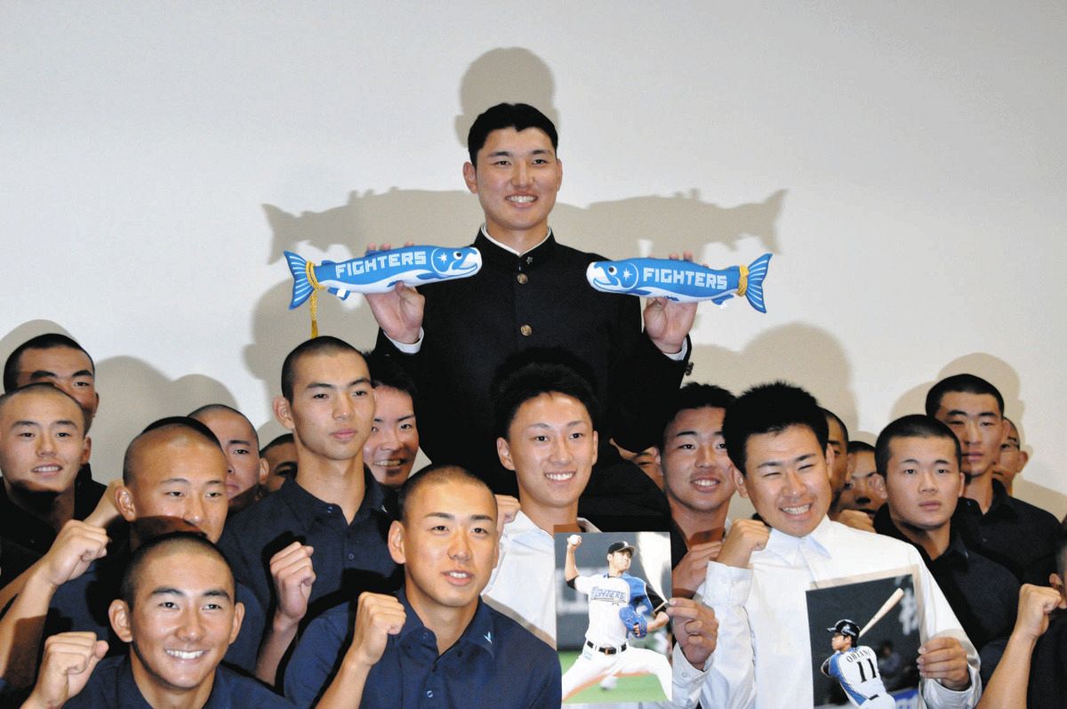 日本ハムからドラフト１位で単独指名された山梨学院高・菰田（中央上）
