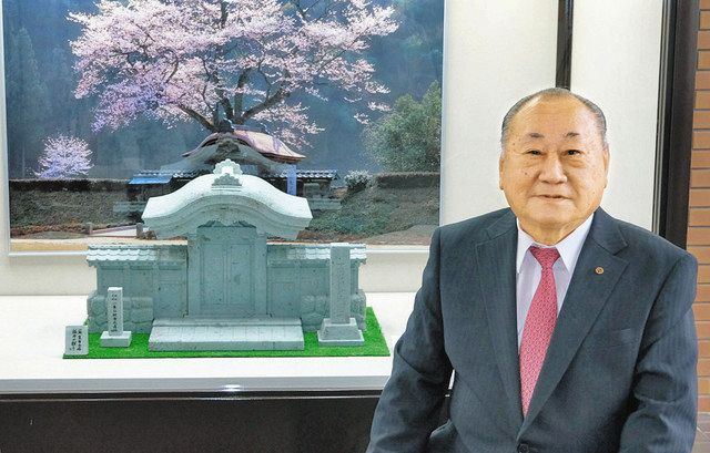 笏谷石の唐門模型贈る 朝倉氏遺跡博物館開館盛り上げ ：日刊県民福井Web