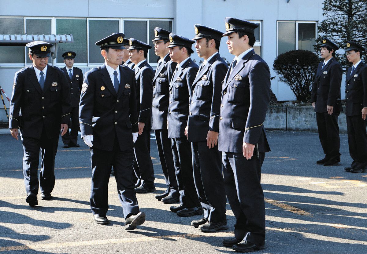 点検官として勇退前最後の点検に臨む丸山署長（左から2人目）＝恵那署で
