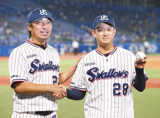 まさに 大喜 び プロ初勝利のヤクルト２位新人 吉田大喜 やっと勝てた 愛用グラブは父製作の特注品 中日スポーツ 東京中日スポーツ