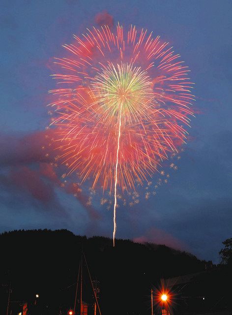 夜空の大輪に歓声 きそふくしま花火 中日新聞web