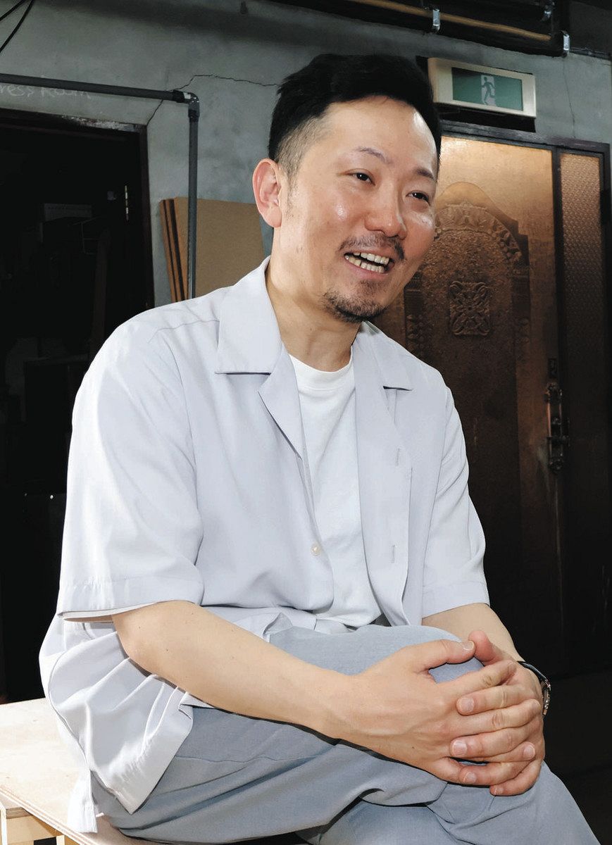 松本市を拠点に演劇活動を続ける思いを語る武居さん＝同市中央1で