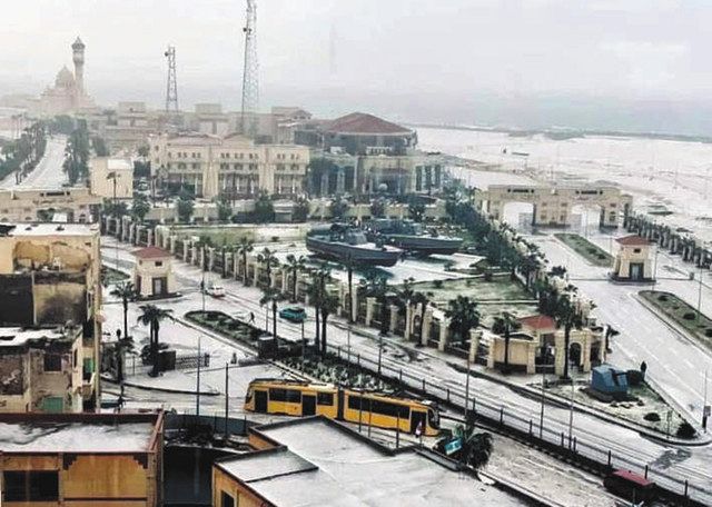 ２０日、エジプト北部アレクサンドリアで雪に覆われる市街地＝住民提供
