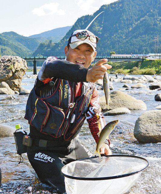 猛者らアユ攻略 岐阜県郡上市・長良川：中日スポーツ・東京中日スポーツ