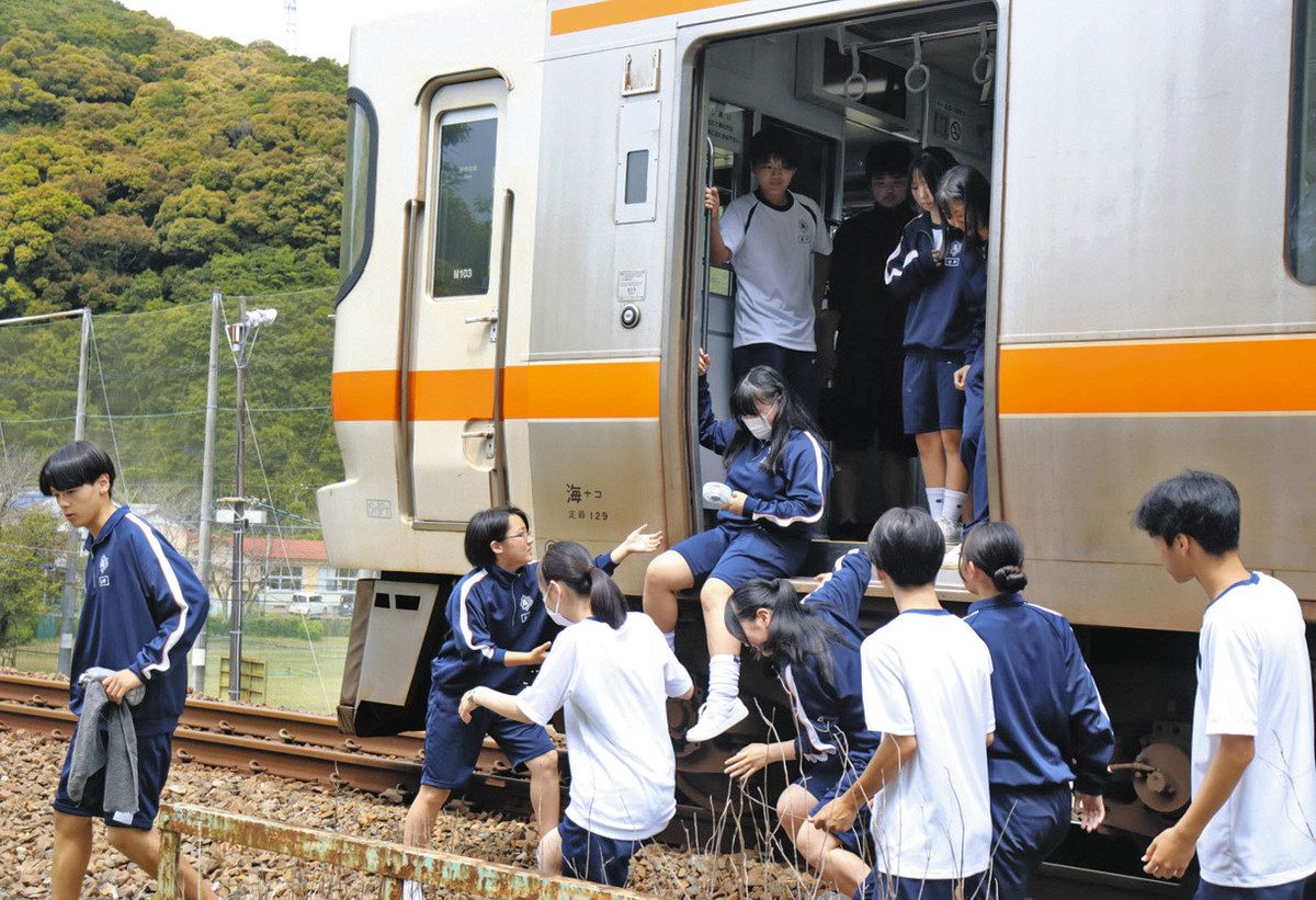 津波避難訓練 列車降り高台へ 紀勢線で熊野青藍高木本校舎の生徒：中日