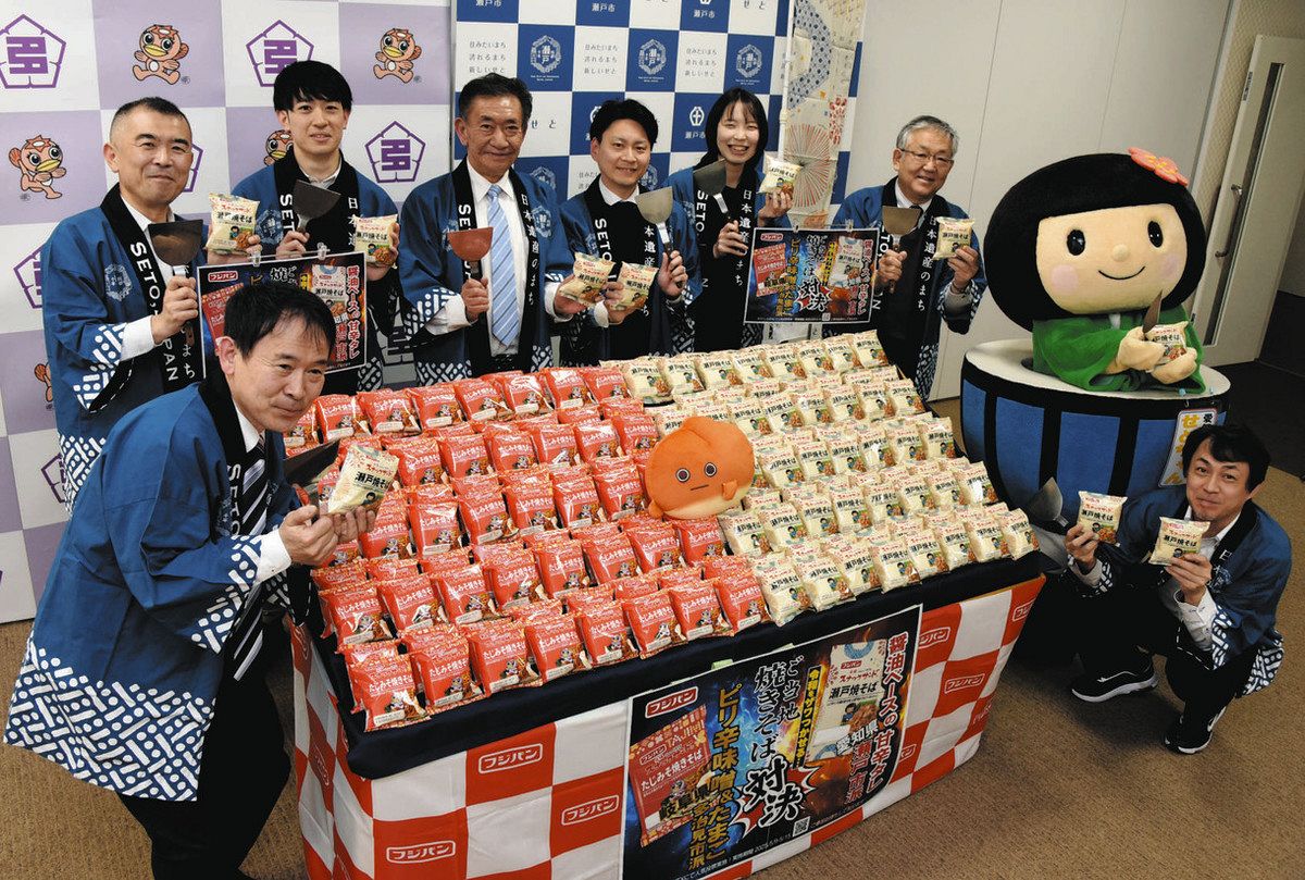 販売に意欲を見せる瀬戸市の関係者ら＝岐阜県可児市大森で
