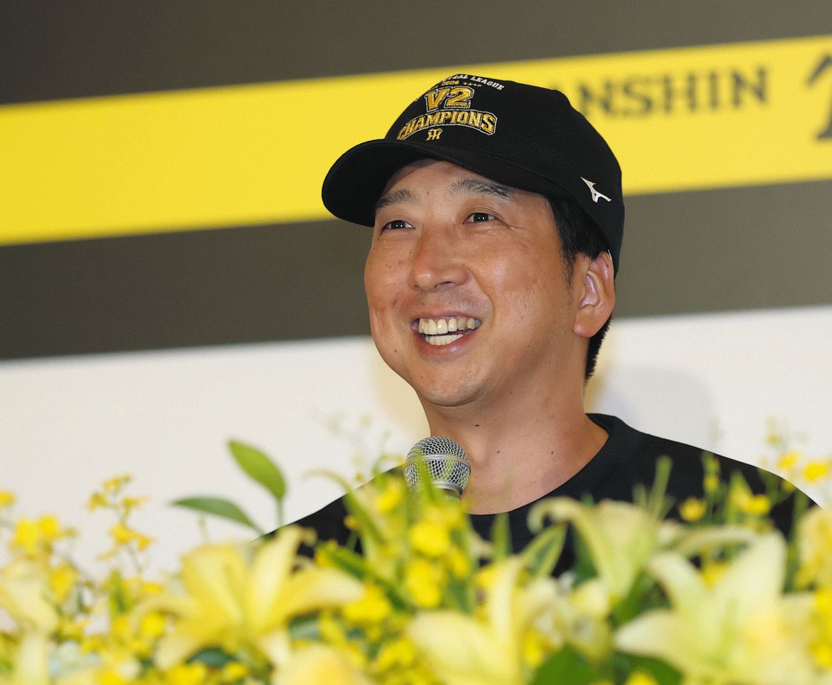 リーグ優勝を決め、会見で笑顔を見せる阪神・藤川監督