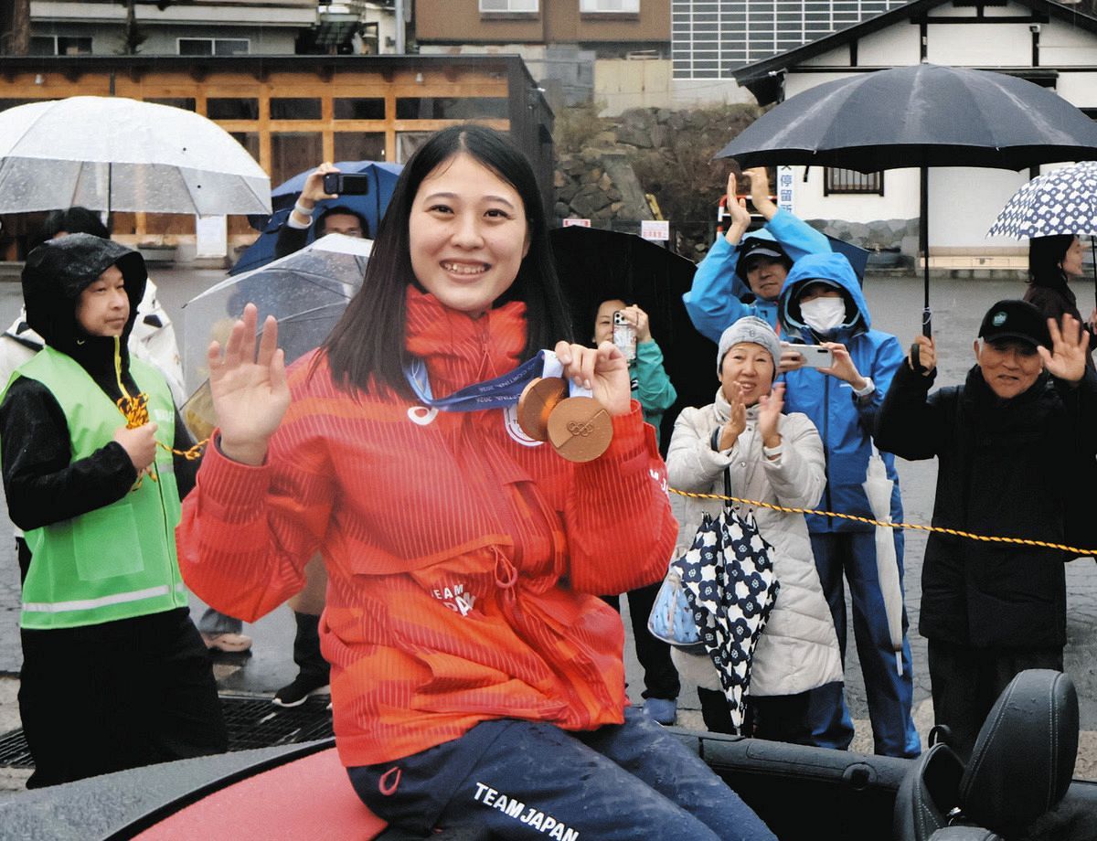 ミラノ<b>オリンピック</b>「銅」丸山希選手が地元・野沢温泉村で凱旋パレード「さらなる高みを目指す」