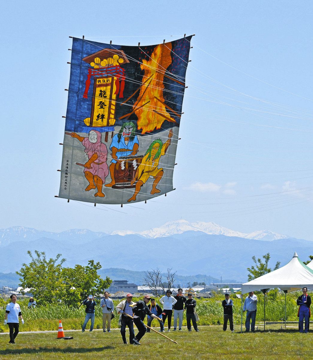 復興へ 舞い上がれ 内灘「世界の凧の祭典」：北陸中日新聞Web
