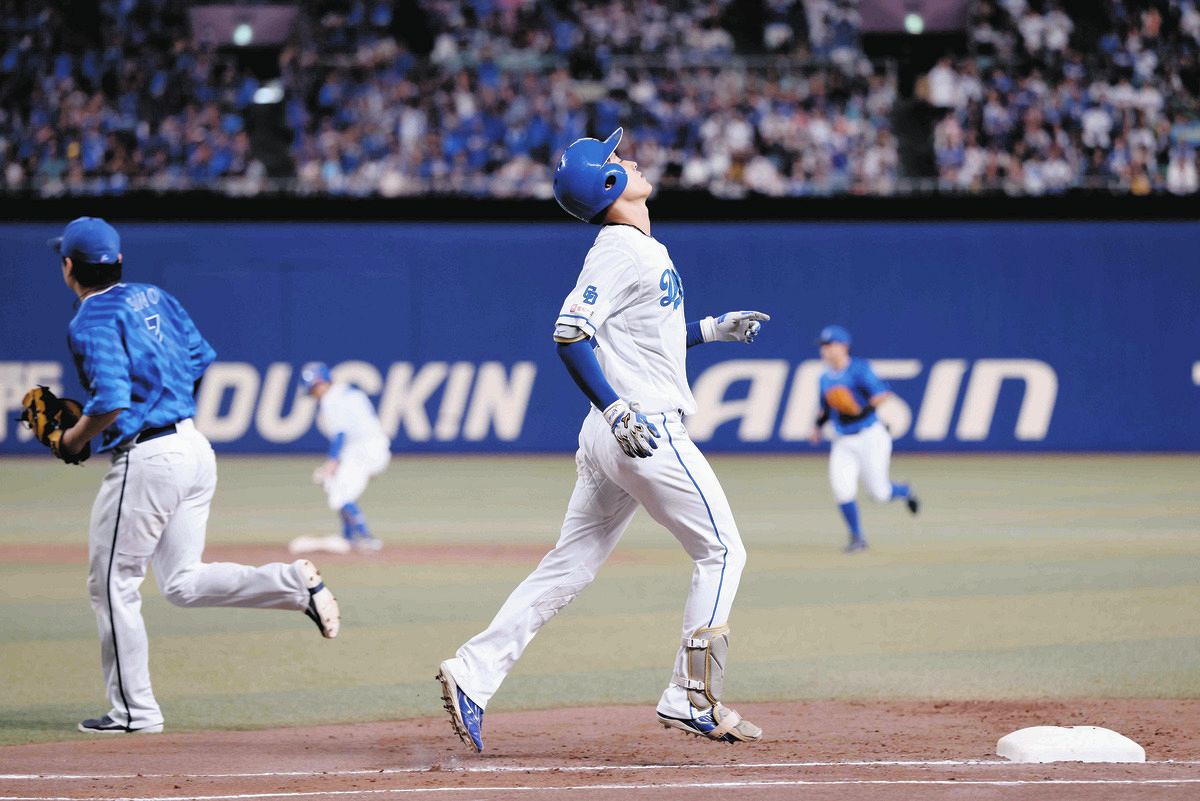 中日ドラゴンズ　上林誠知選手　3点セット 上林誠知】ヘルメットに活躍のヒケツ｜中日ドラゴンズ - YouTube