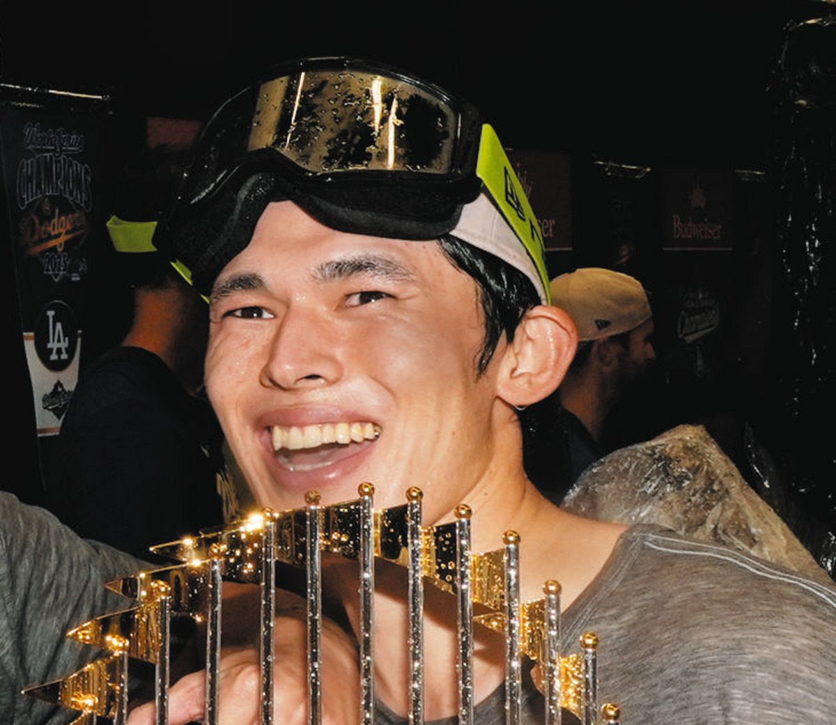 佐々木朗希、トロフィー手に、はにかみ笑顔 機内の様子公開 フォロワー