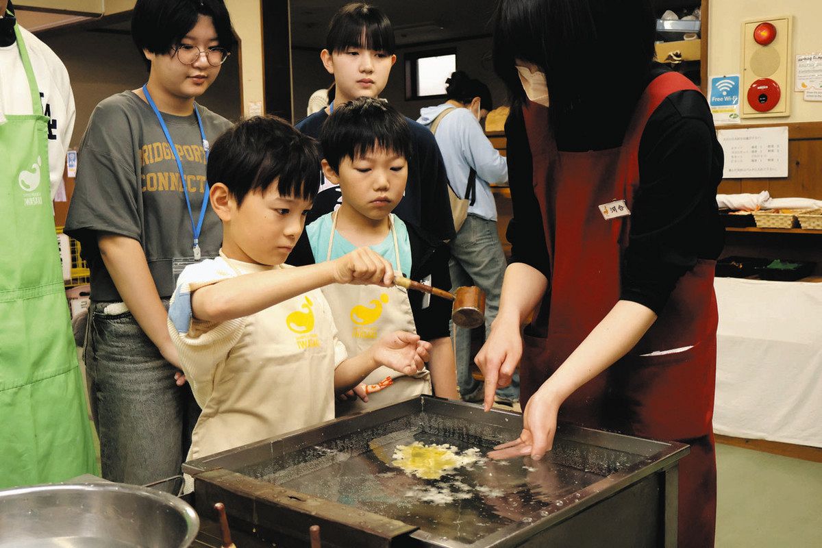 本物そっくり！天ぷらやレタス 郡上の児童が食品サンプル作り体験：中
