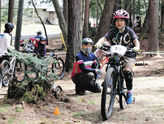 乗り方を教えてもらい、ＭＴＢを楽しむ子ども＝安曇野市堀金烏川の須砂渡渓谷で