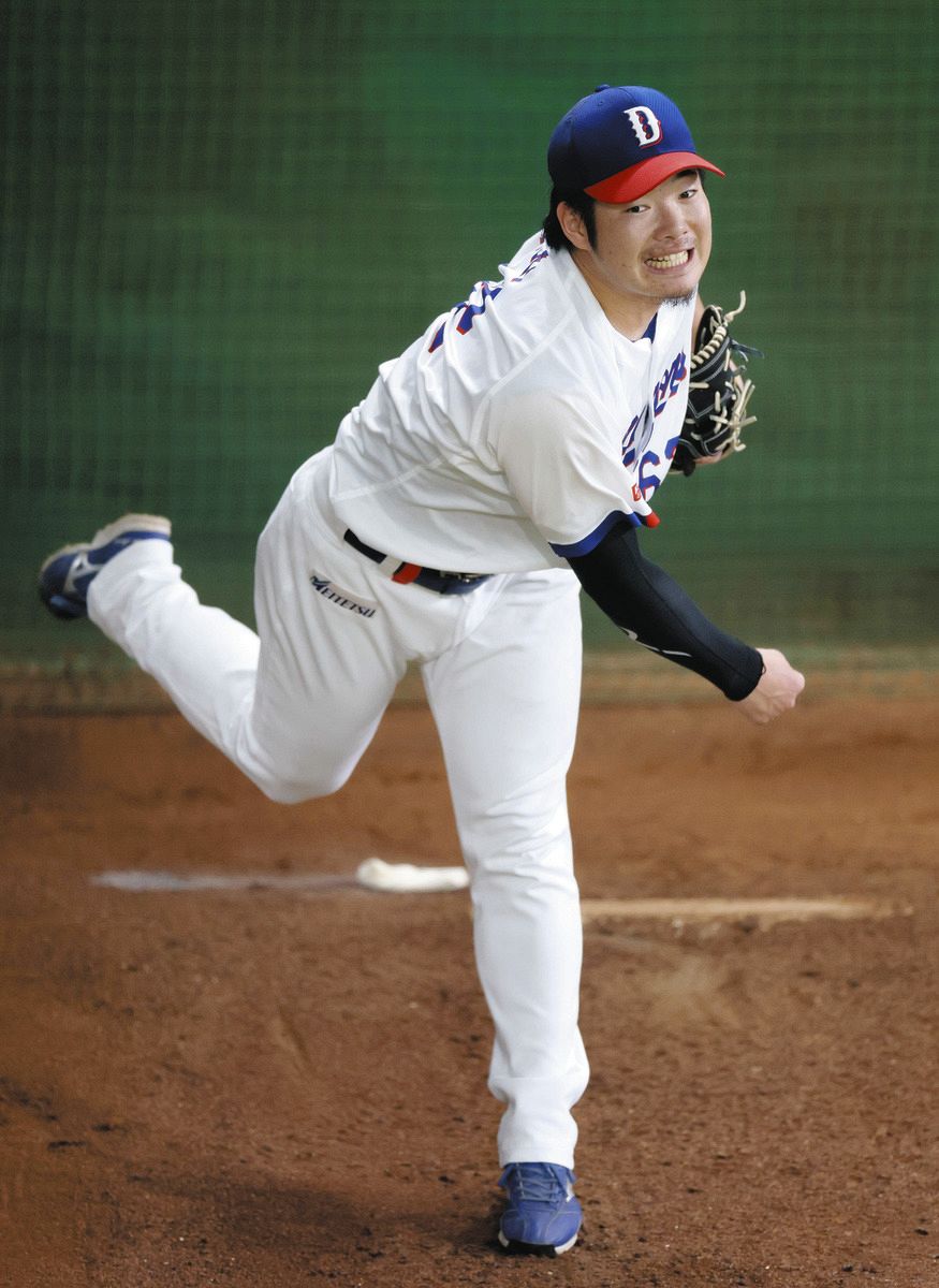 ブルペンで投球練習する森博