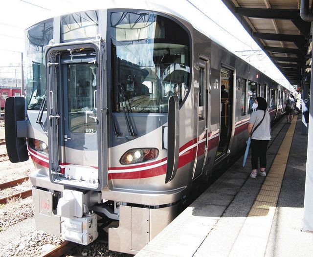 大勢の鉄道ファンらが見学乗車した５２１系の新車両＝ＪＲ七尾駅で 