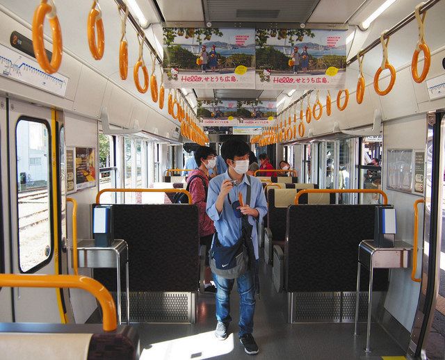 公開された５２１系新車両内部＝ＪＲ七尾駅で 