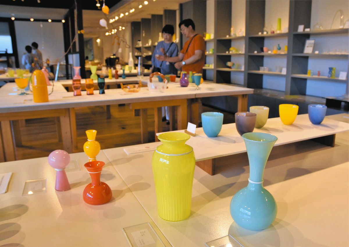 ポップなガラス 遊び心つんつん 花器やグラス 富山の工房で作家ら