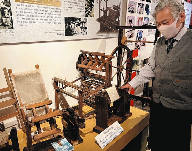 かつて農家で使われていた養蚕や糸取りに関わる道具を並べた会場＝駒ケ根市の駒ケ根シルクミュージアムで 