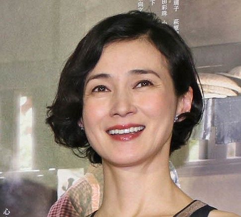 安田成美、『出来ました』手編みのショルダーバッグ提げた写真にフォロワー「センスのかたまり」「バッグも笑顔も素敵」：中日スポーツ・東京中日スポーツ
