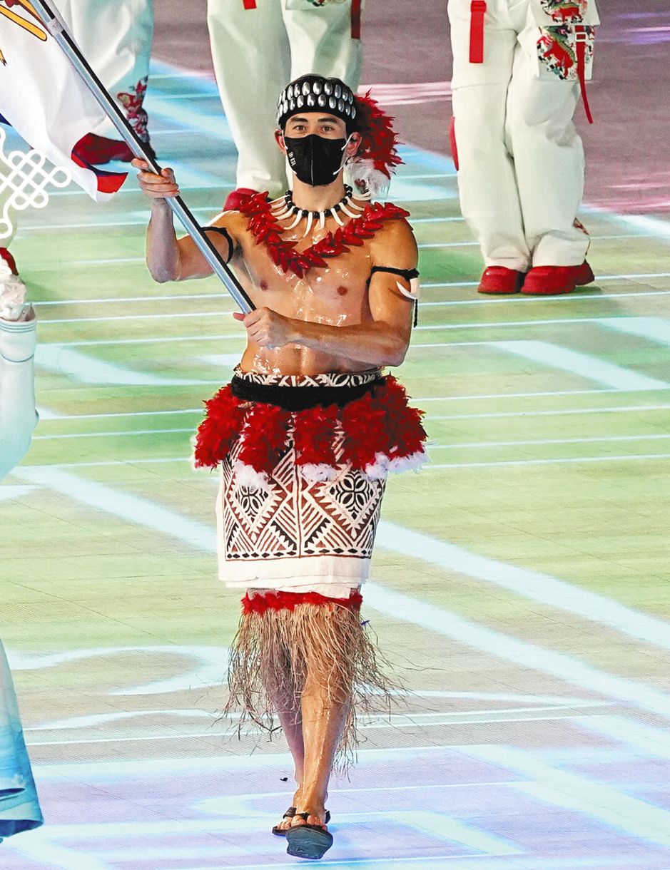 【写真】氷点下の開会式なのに…今度はサモア選手が半裸で登場：中日スポーツ・東京中日スポーツ