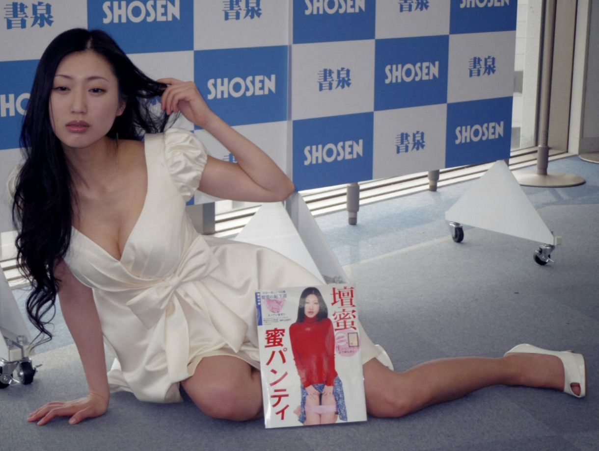  2013年3月、写真集を前にセクシーポーズをとる壇蜜＝東京・秋葉原で