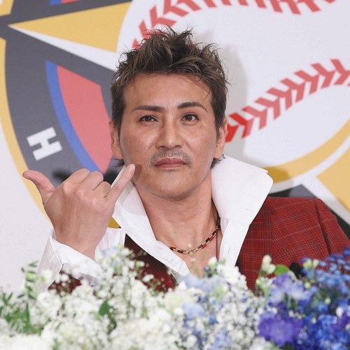 新庄剛志新監督、日本中が注目のなか登場!! 赤の三つぞろいに襟