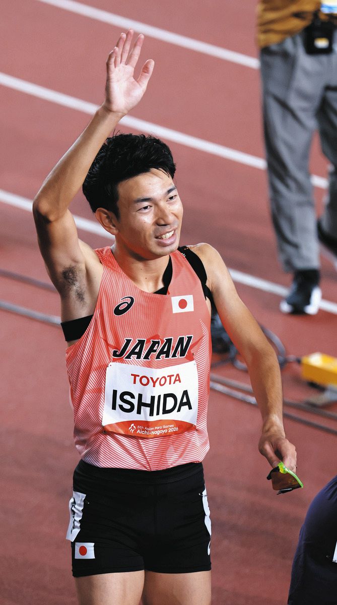 男子１００メートル（上肢障害Ｔ４７）決勝を終え歓声に応える石田選手＝名古屋市瑞穂区のパロマ瑞穂スタジアムで