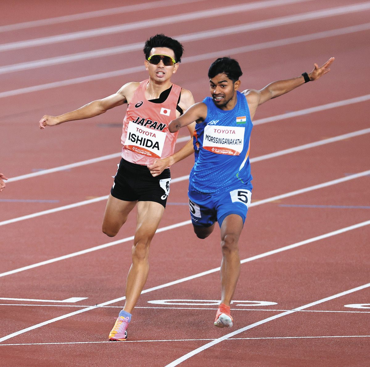 男子１００メートル（上肢障害Ｔ４７）決勝　力走し４位となった石田選手（左）＝名古屋市瑞穂区のパロマ瑞穂スタジアムで