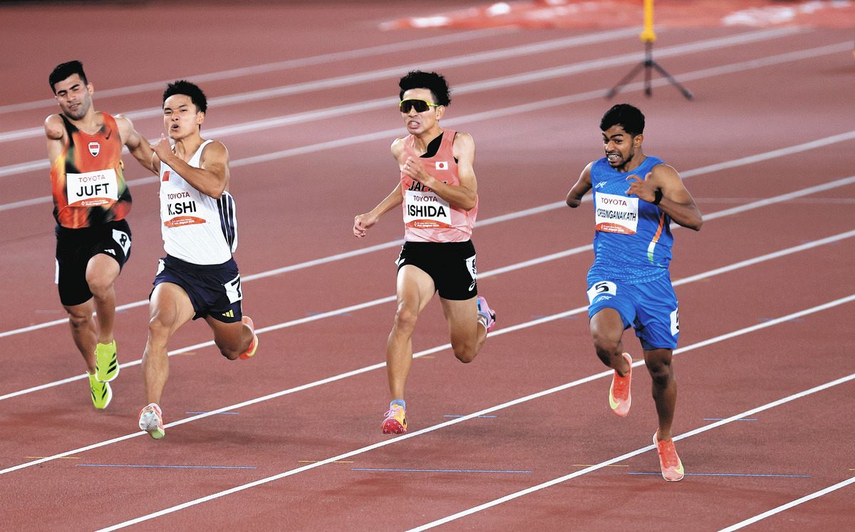 男子１００メートル（上肢障害Ｔ４７）決勝　力走し４位となった石田選手（左から３人目）。＝名古屋市瑞穂区のパロマ瑞穂スタジアムで