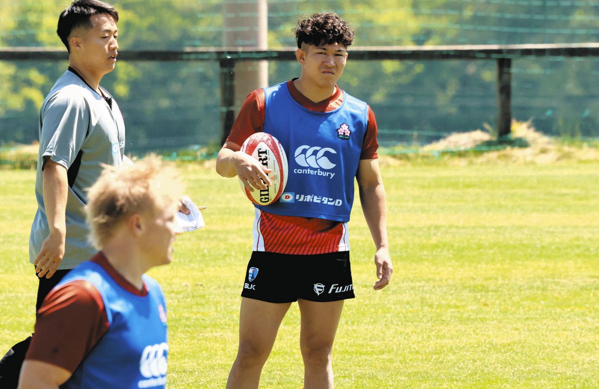 日本代表候補合宿に初参加した静岡の北村（右）