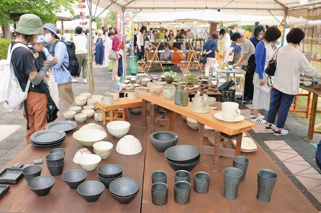 窯元と対話し越前焼品定め 陶芸まつり始まる:日刊県民福井Web