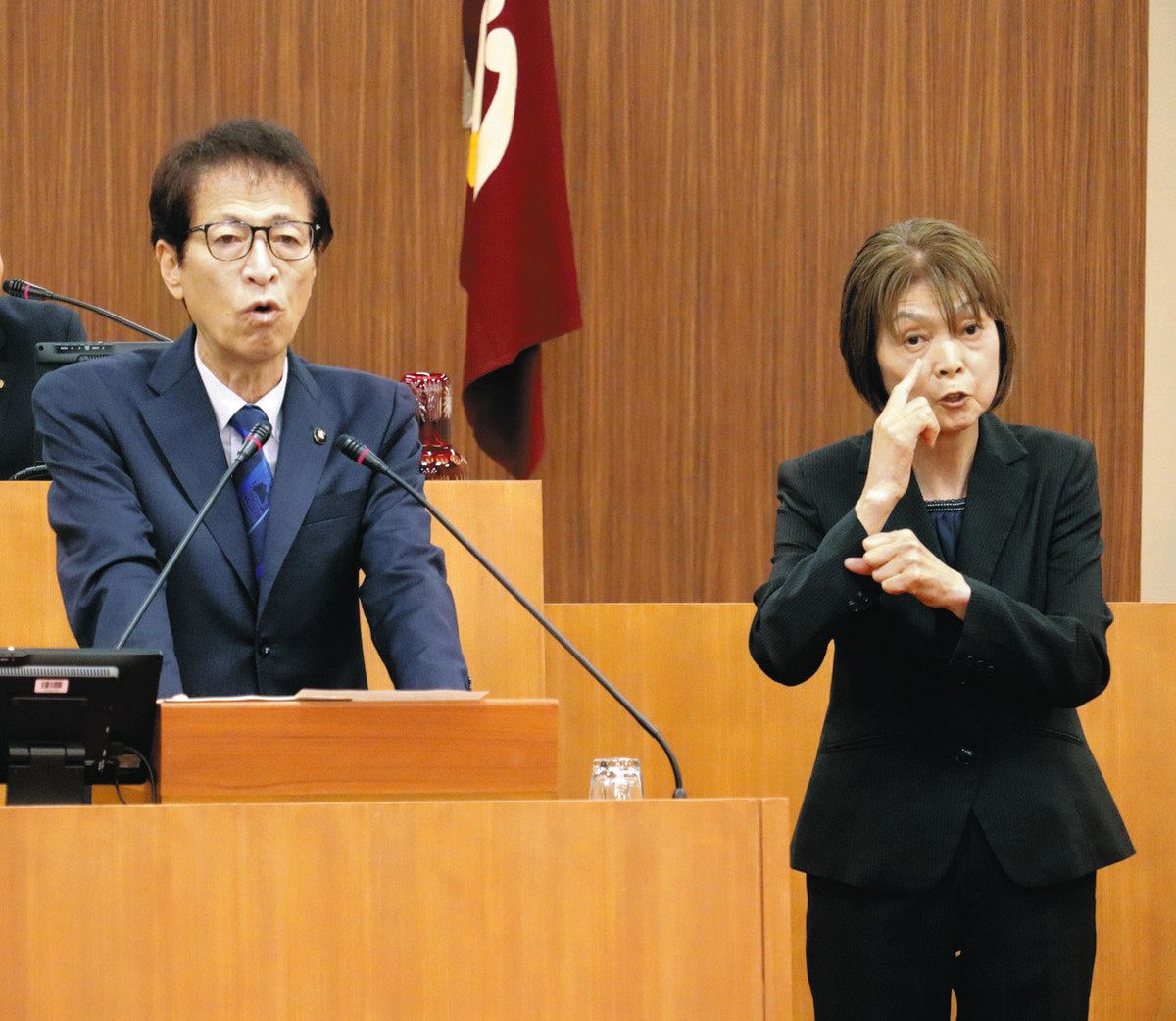 Sign Language Interpretation Available at All Times During Bill Explanations at Namerikawa City Council - First in the Prefecture, "Hoping Other Municipalities Will Adopt It Too"
