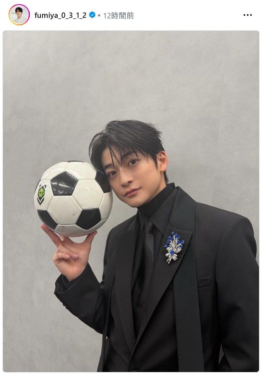 ◇高橋文哉、『サッカーボールと美顔』ショット「めちゃくちゃ