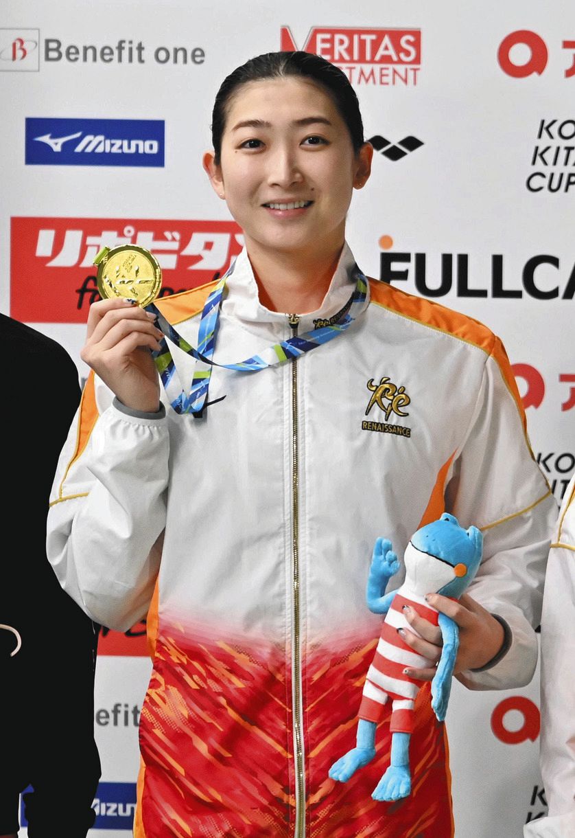女子50メートル自由形で優勝し、メダルを手に笑顔を見せる池江璃花子