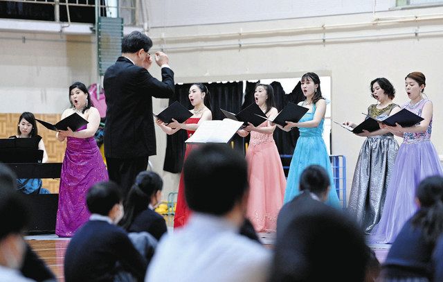 プロの歌声 迫力感じた びわ湖ホール声楽家が学校巡回公演 中日新聞web プロの歌声 迫力感じた びわ湖ホール声楽家が学校巡回公演 中日新聞web