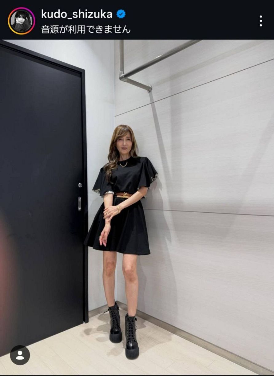 実際の投稿】ミニスカ黒ワンピに黒のブーツ、シックかつ若々しい工藤