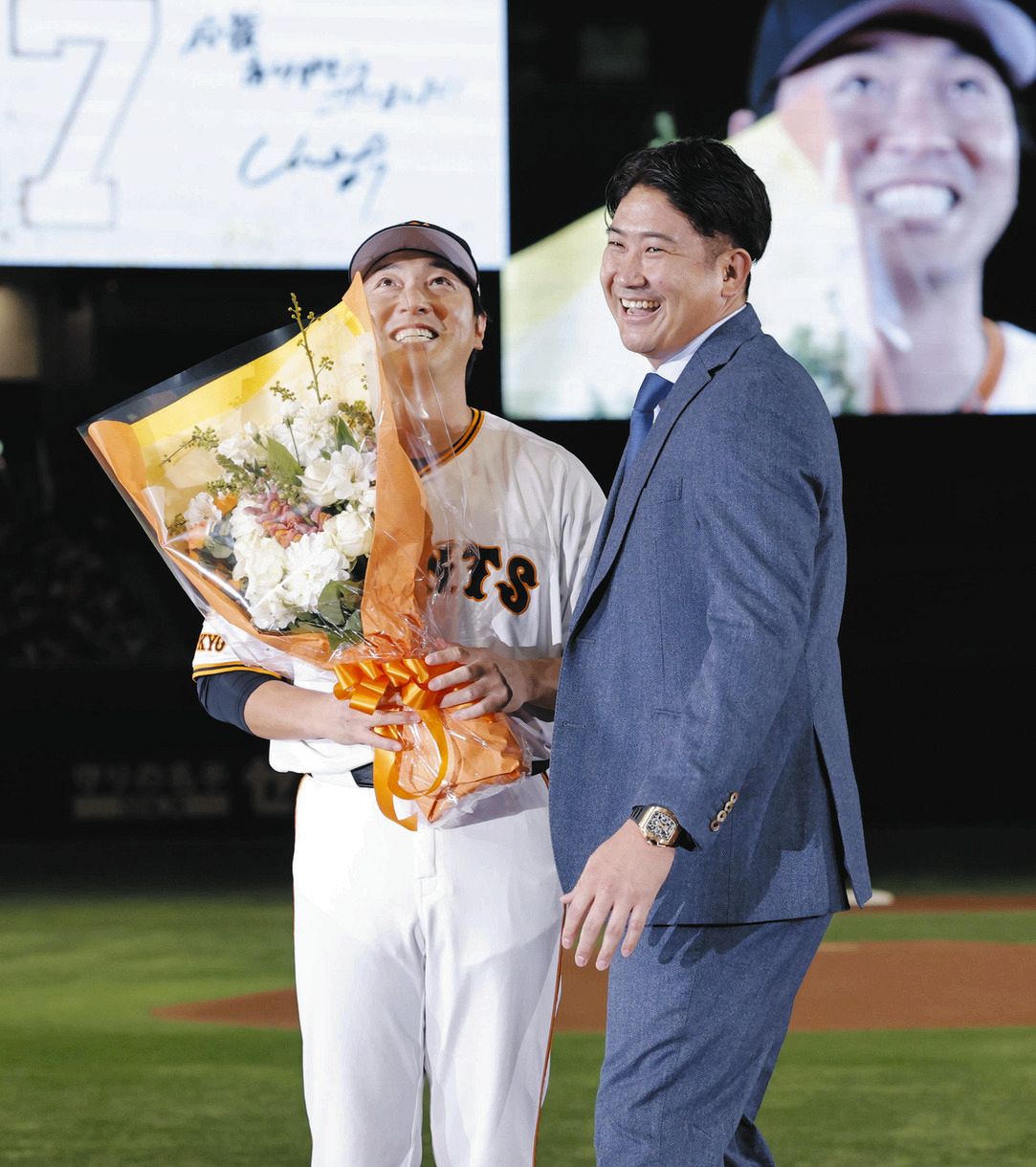 ◇菅野智之、巨人・長野久義の引退セレモニーに登場し花束【写真複数